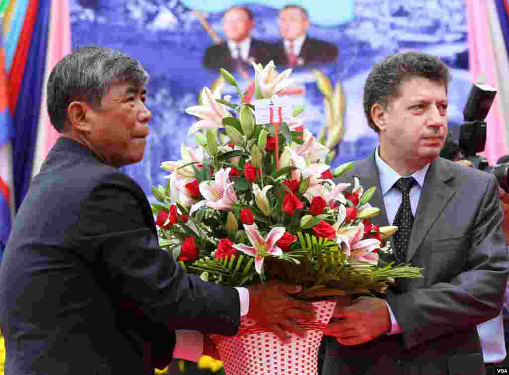 តំណាង​ទូត​បរទេស​ជូន​ផ្កា​ដល់​​ប្រធាន​គណបក្ស​ប្រជាជន​កម្ពុជា​នៅ​ក្នុង​រំលឹក​ខួបទី​៦៥​នៃ​ថ្ងៃ​បង្កើត​គណបក្ស​ប្រជាជន​កម្ពុជា​នៅ​ទីស្នាក់​ការ​កណ្ដាល​គណបក្ស​ នៅ​រាជធានី​ភ្នំពេញ នៅ​ថ្ងៃ​ទី​២៨​ ខែ​មិថុនា​ ឆ្នាំ​២០១៦​។ ​(ឡេង ឡែន/VOA )