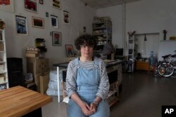 ینیا پولوسینا هنرمند اوکراینی در استودیوی خود در شهر ‌کی‌یف - ۳۰ آوریل ۲۰۲۳