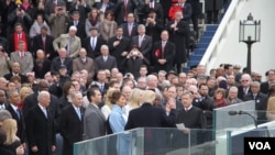 ពិធី​ស្បថ​ចូល​កាន់​តំណែង​របស់​ប្រធានាធិបតី​ទី៤៥ របស់​សហរដ្ឋ​អាមេរិក​លោក Donald Trump នៅ​ឯ​វិមាន​ Capitol ក្នុង​រដ្ឋធានី​វ៉ាស៊ីនតោន កាល ពី​ថ្ងៃ​ទី២០ ខែ​មករា ឆ្នាំ២០១៧។ (រូបថត​ដោយ ស្រេង លក្ខិណា/VOA Khmer)