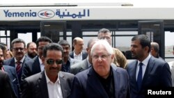 L’émissaire onusien au Yémen Martin Griffiths, au centre, à Sanaa (Yémen) le 2 juillet 2018.