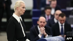 Yulia Navalnaya, janda mendiang pemimpin oposisi Rusia Alexey Navalny, memberikan pidato di depan Parlemen Eropa di Strasbourg, Prancis, hari Rabu (28/2). 
