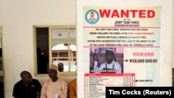 Une affiche publicitaire pour la recherche du chef de Boko Haram, Abubakar Shekau, sur un mur au village de Baga, à la périphérie de Maiduguri, dans l'État de Borno, au nord-est du Nigeria, le 13 mai 2013. 