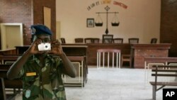 Une salle d'audience vide, dans un tribunal de N'Djamena, 12 novembre 2007