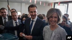 바샤르 알아사드 시리아 대통령 부부가 26일 다마스커스의 한 투표소에서 대통령선거 투표를 했다.