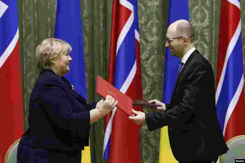 Norway&#39;s Prime Minister Erna Solberg and her Ukrainian counterpart Arseniy Yatsenyuk attend a signing ceremony in Kyiv, Nov. 18, 2014.