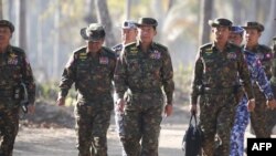 Panglima militer Myanmar, Jenderal Senior Min Aung Hlaing (tengah), terlihat tiba bersama pejabat militer senior untuk mengamati latihan militer di wilayah Delta Ayeyarwaddy Myanmar, 3 Februari 2018. (Foto: AFP)