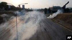 Gaz lacrymogènes à proximité de la base aérienne de La Carlota à Caracas, au Venezuela, le 30 avril 2019.