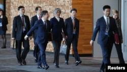 21개국 외교장관 회의를 하루 앞둔 15일 강경화 한국 외교장관(가운데)이 캐나다 벤쿠버에서 크리스티나 프리랜드 캐나다 외무장관과의 양자회담을 위해 회의장으로 향하고 있다.