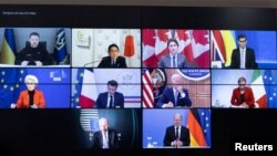 조 바이든(가운데 오른쪽) 미국 대통령을 비롯한 주요 7개국(G7) 정상들이 24일 유럽연합(EU) 지도부와 함께 화상회의를 진행하고 있다. 맨 위 왼쪽은 볼로디미르 젤렌스키 우크라이나 대통령. 