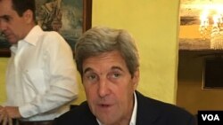 រដ្ឋលេខាធិការ​លោក John Kerry និយាយ​ជាមួយ​អ្នកកាសែត​នៅទីក្រុង Cartagena ប្រទេស​កូឡុំប៊ីកាល​ពី ថ្ងៃទី​២៦ កញ្ញា ២០១៦។(Photo: Steve Herman / VOA) 