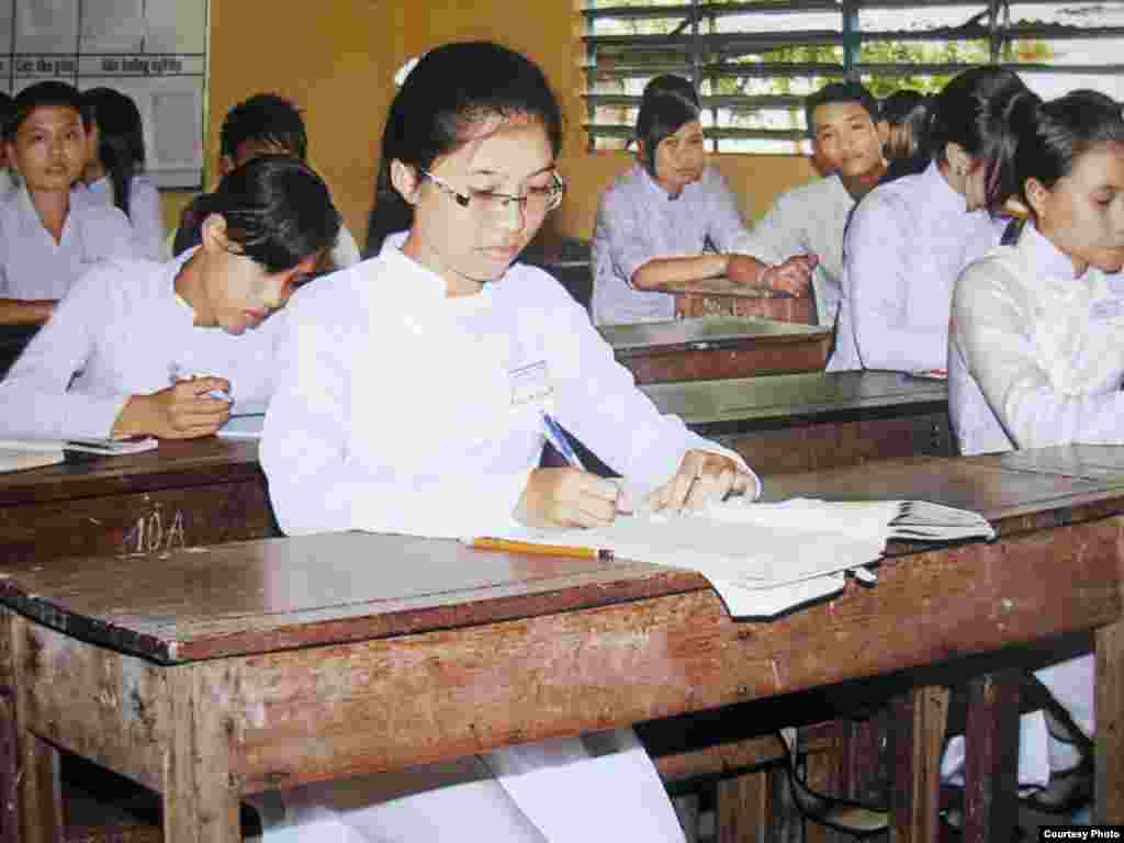 Em Trần Thị Thanh Hiếu sinh ra trong một gia đình bốn người tại một quận nghèo ở gần biên giới Campuchia. Cha của Hiếu là một công nhân làm mộc và mẹ em là một người làm vườn. Em muốn trở thành một giáo viên và đã đỗ vào trường đại học An Giang. (Ảnh: Asia Foundation)