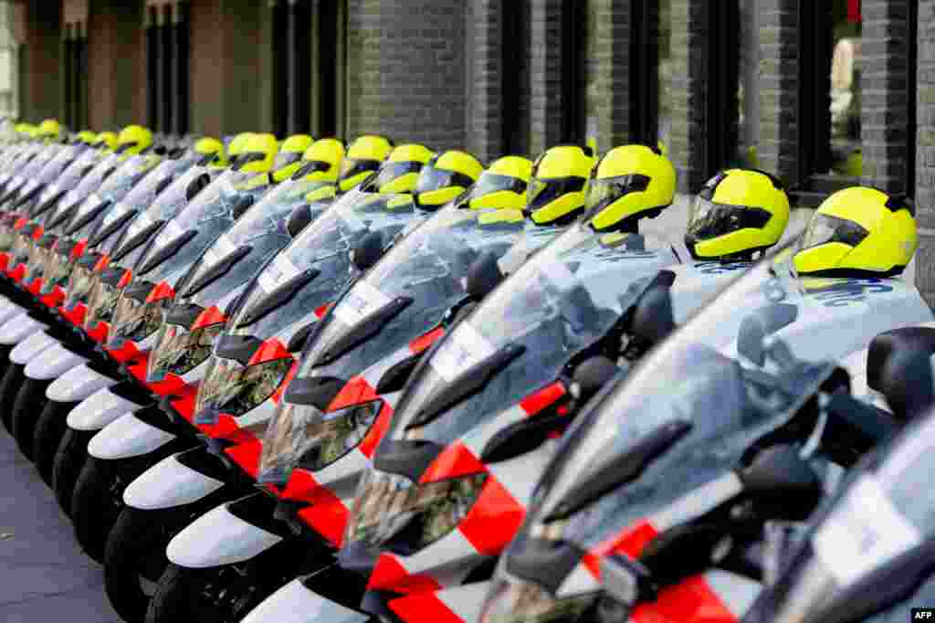 Sepeda motor milik Brigade Motor Belanda diparkir di komplek Kementerian Luar Negeri Belanda di kota Den Haag.