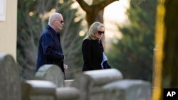 از چپ به راست، جو بایدن، رییس جمهور ایالات متحده، و ممسرش، جیل بایدن