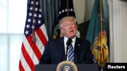 លោក Donald Trump ថ្លែង​ក្នុង​ពិធី​ចុះ​ហត្ថលេខា​ជាមួយ​នឹង​រដ្ឋ​មន្ត្រី​ក្រសួង​រតនាគារ​នៅ​ក្រសួង​រតនាគារ​ក្នុង​រដ្ឋធានី​វ៉ាស៊ីនតោន កាលពី​ថ្ងៃទី២១ ខែមេសា ឆ្នាំ២០១៧។