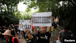 Guru-guru dari Persatuan Guru Hong Kong ikut unjuk rasa memprotes RUU Ekstradisi di Hong Kong, 17 Agustus 2019. 