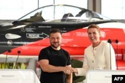 볼로디미르 젤렌스키(왼쪽) 우크라이나 대통령과 메테 프레데릭센 덴마크 총리가 20일 덴마크 북부 보옌스의 스크리드스트럽 공군기지에서 공동회견하고 있다.