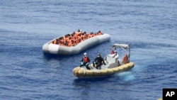 Upaya penyelamatan para migran dari laut Mediterania oleh Angkatan Laut Italia, 30 Mei 2016. (Foto: (Italian Navy via AP).
