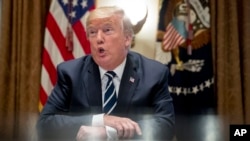 លោក​ប្រធានាធិបតី ដូណាល់ ត្រាំ ថ្លែង​ទៅ​កាន់​អ្នក​សារព័ត៌មាន នៅ​សេតវិមាន ក្នុង​រដ្ឋធានី​វ៉ាស៊ីនតោន កាលពី​ថ្ងៃទី១៧ ខែកក្កដា ឆ្នាំ២០១៨។