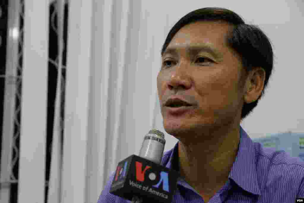 លោក នី សុខា មន្ត្រី​សិទ្ធិមនុស្ស​នៃ​អង្គការ​អាដហុក ដែល​ត្រូវបាន​ដោះលែង​នៅ​ក្រៅ​ឃុំ​ផ្តល់​បទ​សម្ភាសន៍​ដល់ VOA នៅ​ការិយាល័យ​អង្គការ​អាដហុក នៅ​រាត្រី​ថ្ងៃព្រហស្បតិ៍ ទី២៩ ខែមិថុនា ឆ្នាំ២០១៧។ (ខាន់ សុគុំមនោ/VOA)