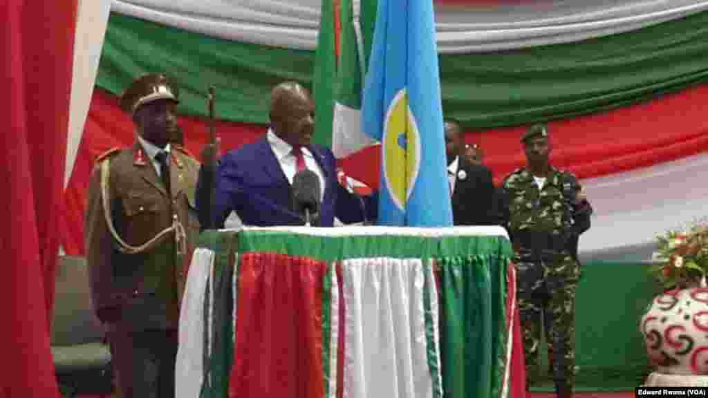 Un marteau levé à la main gauche et le pan du drapeau du Burundi à droite, le président burundais réélu Pierre Nkurunziza prête serment auprès de la Cour constitutionnelle à Bujumbura, Burundi, 20 aout 2015