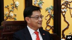 Wakil Perdana Menteri Singapura Heng Swee Keat menghadiri pertemuan dengan Wakil Perdana Menteri Tiongkok Han Zheng (tidak ada dalam foto) di wisma negara Diaoyutai di Beijing, Rabu, 22 Mei 2019. (Foto: Florence Lo via AP)