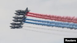 Sukhoi Su-25 jet fighters perform during the Aviadarts competition, as part of the International Army Games 2018, at the Dubrovichi range outside Ryazan, Russia, Aug. 4, 2018.