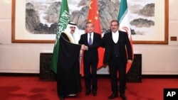 Wang Yi, diplomat senior China (tengah), Ali Shamkhani, Sekretaris Dewan Keamanan Nasional Tertinggi Iran dan Menteri Negara (kanan) dan Penasihat Keamanan Nasional Arab Saudi Musaad bin Mohammed Al Aiban dalam pertemuan di Beijing, China, 10 Maret 2023. 