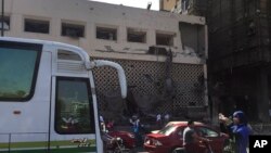 Dégâts devant l'Institut national du cancer suite à la collision entre plusieurs voitures au Caire en Egypte, le 5 août 2019.