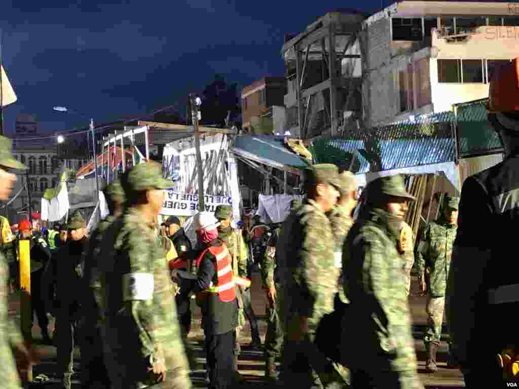 Mexican military at the scene of a building where recovery efforts are ongoing after a massive 7.1 earthquake hit Mexico City, Mexico, Sept 21, 2017. (Photo. C. Mendoza / VOA) 