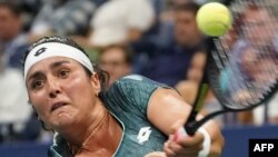 Le Tunisien Ons Jabeur renvoie un coup de l’Américaine Coco Vandeweghe lors de leur match en simple de l'US Open Woen 2017 au Centre de tennis national USTA Billie Jean King à New York le 31 août 2017.