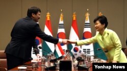 박근혜 한국 대통령과 야노쉬 아데르 헝가리 대통령이 14일 청와대에서 열린 정상회담에 앞서 악수하고 있다.