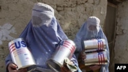 Các góa phụ Afghanistan nhận dầu ăn và lúa mì do cơ quan Lương nông Liên hiệp quốc phân phát