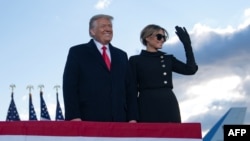 លោក Donald Trump និងភរិយាគឺលោកស្រី Melania Trump ក្នុងពេលថ្លែងសុន្ទរកថា នៅមូលដ្ឋានទ័ព Joint Base Andrews ក្នុងរដ្ឋ Maryland ថ្ងៃទី២០ ខែមករា ឆ្នាំ២០២១។