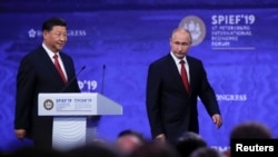 Ruski predsednik Vladimir Putin i kineski predsednik Ši Đinping na konferenciji u Sankt Peterburgu, 7. juna 2019. 