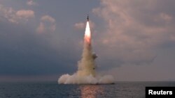 북한이 지난 10월 신형 잠수함발사탄도미사일(SLBM) 시험 발사에 성공했다며 관영매체를 통해 사진을 공개했다.