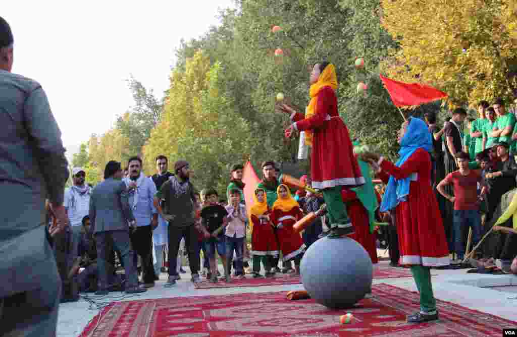 دختران گروه سرکس در حال اجرا نمایش ها زیبا برای کودکان&nbsp;