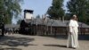 Paus Fransiskus Berziarah ke Auschwitz dalam Keheningan