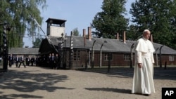 Paus Fransikus mengunjungi kamp kematian Auschwitz di Oswiecim, Polandia Jumat (29/7).