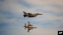 루마니아 공군 F-16 전투기들이 비행하고 있다. (자료사진)