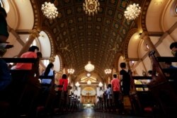 Umat Katolik berdoa di Gereja Santa Cruz, menjelang kunjungan Paus Francis ke Thailand, di Bangkok, Thailand 17 November 2019. (Foto: Reuters/Soe Zeya Tun)