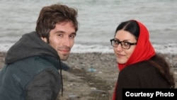 Arash Sadeghi (kiri) dan Golrokh Iraie, aktivis mahasiswa Iran. Sadeghi yang menjalani hukuman 15 tahun penjara, mulai mogok makan setelah istrinya Golrokh Ebrahimi Iraee ditangkap bulan Oktober dan kini menjalani hukuman enam tahun penjara di Iran (Foto: dok).