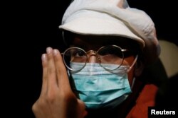 ไชยอมร แก้ววิบูลย์พันธุ์ หรือ ‘แอมมี่ เดอะบอททอมบลูส์’ ขณะชูสัญลักษณ์สามนิ้วหลังถูกปล่อยตัวจากเรือนจำเมื่อ 11 พฤษภาคม 2564 (ที่มา: Reuters)