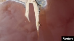 Une vue du lac Rose également connu aussi sous le nom de lac Retba à Niaga, près de Dakar, Sénégal, le 23 mai 2021.