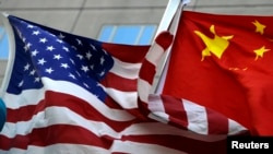 Bendera AS dan China di depan sebuah hotel internasional di Beijing, 4 Februari 2010. (Foto: Reuters)