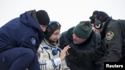 Astronot Michael Hopkins dari NASA saat dibantu keluar dari kapsul Soyuz TMA-10M setelah mendarat di Zhezkazgan di pusat Kazakhstan (11/3). 