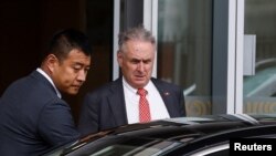 돈 파렐(오른쪽) 호주 통상장관이 11일 베이징 서우두국제공항에서 이동하고 있다. 