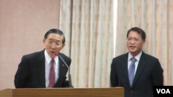 台湾外长（左）在立法院（美国之音张永泰拍摄）