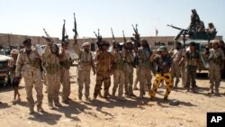 Pasukan Yaman mengacungkan senjata mereka di provinsi Shabwa (foto: dok). 