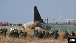 一架济州航空波音 737-800 系列客机在首尔西南约 288 公里的全罗南道务安国际机场坠毁并起火，韩国士兵在飞机残骸附近搜寻失踪乘客