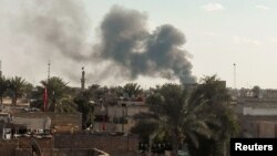 Asap mengepul setelah ledakan di distrik Hayy al-Shurta, Baghdad selatan, Kamis (16/2). 